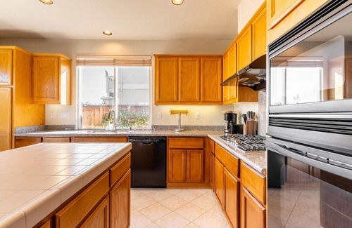 Newark House | Lovely Newark 4BR w/Backyard, Patio, A/C & Garage, by Blueground