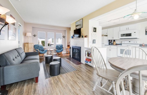 Seaside Cottage | Lovely oceanfront getaway with pool & fireplace