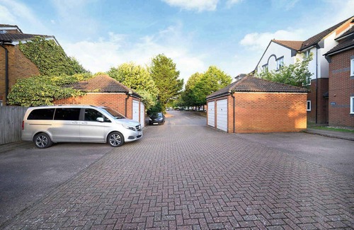 Bushey House | Lovely One Bed Flat in Bushey