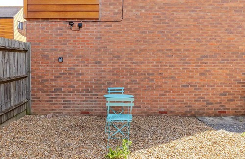 Milton Keynes Apartment | Lovely ONE Bedroom Apartment in Milton Keynes with Parking & Garden