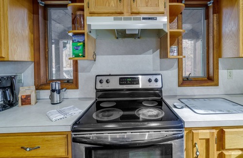 Gouldsboro Cabin | Lovely Poconos Cabin w/Resort Amenities!