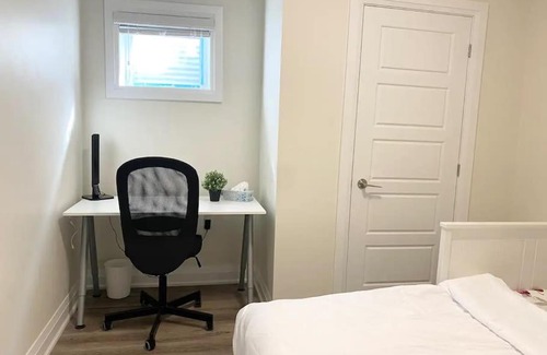 Pickering House | Lovely Private Bedroom Next to Beach and GoStation