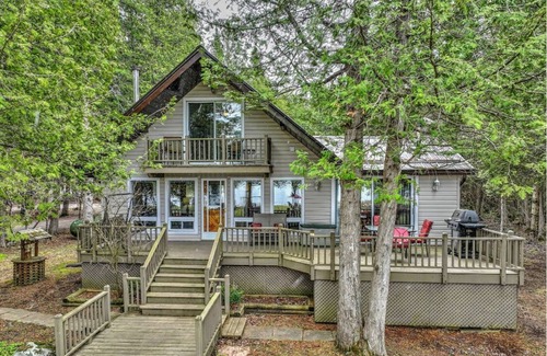 Head Lake Cottage | Lovely private waterfront cottage with private beach, boats and volleyballbeach