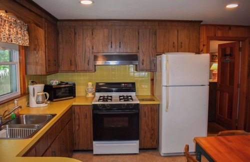 Dennis Port House | Lovely ranch home with screened in porch. 8/10 mile to Haigis Beach in Dennis