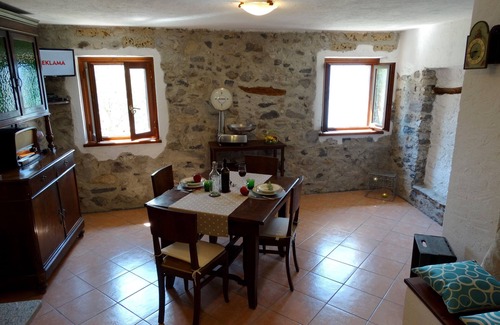 Mezzegra House | Lovely renovated barn, stunning lake views, olive grove, breeze +peace of mind