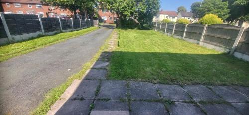 Broadheath House | Lovely room like a home away home near the airport