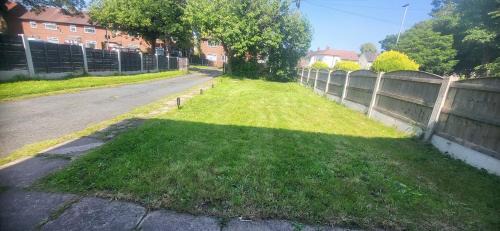 Broadheath House | Lovely room like a home away home near the airport