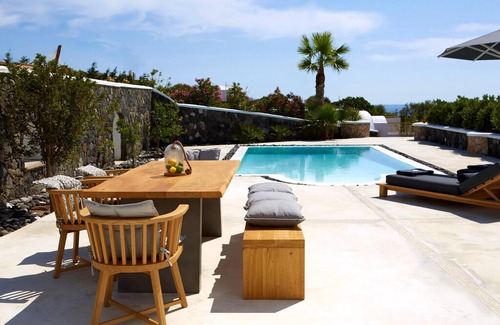 Exo Gialos Villa | Lovely Santorini Villa | 3 Bedrooms |.