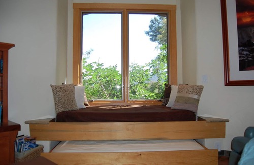 Midpines House | Lovely Straw Bale Home with Views of the Yosemite High Sierra!
