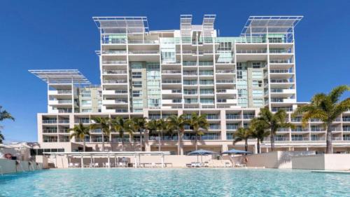Pelican Waters Apartment | Lovely Studio Apartment Overlooking Golf Course!