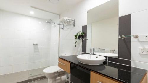 Pelican Waters Apartment | Lovely Studio Apartment Overlooking Golf Course!