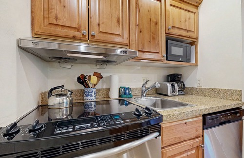 Elkhorn Apartment | Lovely Studio Close to Dollar Mountain w/Full Kitchen/Free WiFi/Deck/Netflix