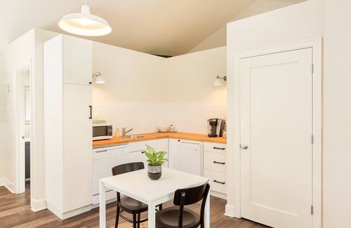 Lake Oswego House | Lovely Studio/Guesthouse in Lake Oswego