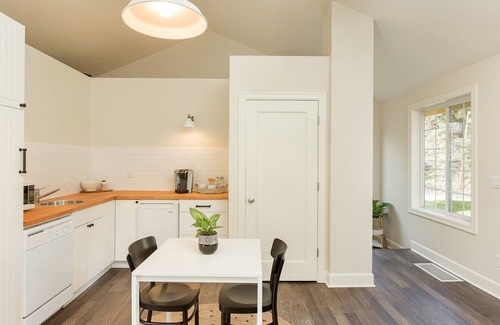 Lake Oswego House | Lovely Studio/Guesthouse in Lake Oswego