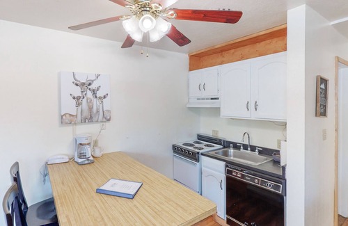 Yosemite West Condo | Lovely studio in Yosemite with kitchenette & balcony - near Badger Pass & Valley