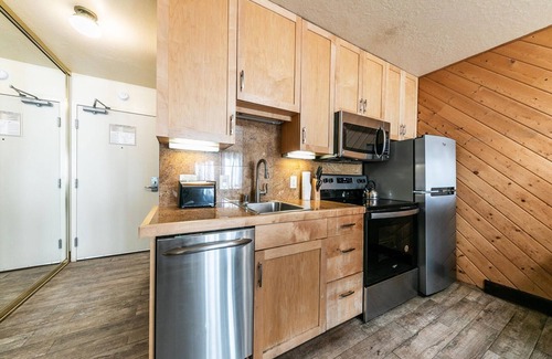 Truckee Apartment | Lovely Studio w/Kitchen #122 at Donner Lake Village