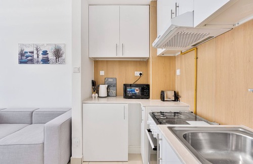 Deira Apartment | Lovely Studio with Pool and Gym