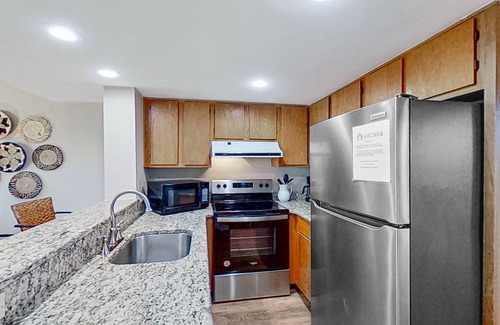Isle of Palms Villa | Lovely top floor villa in Wild Dunes with partial ocean views, pool, & W/D