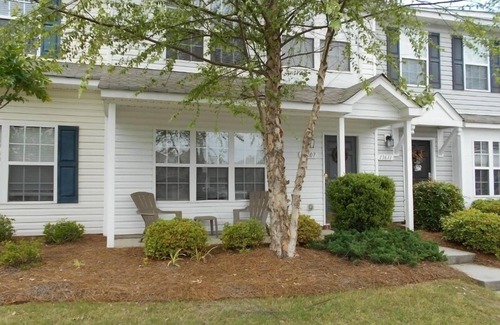 Brown Road House | Lovely Townhome Near Everything But Not in Everything