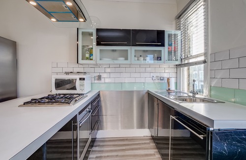 Clapham Apartment | Lovely Two-Bedroom Apartment in a Prime Location Between the Commons