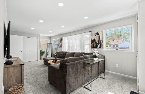 Royal Oak House | Lovely Updated 3 BR Home w Backyard Sleeps 6