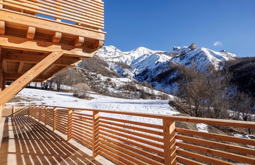 Allos Apartment | Lovely, upmarket RDC chalet apartment near Lac d'Allos and ski slopes
