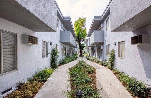 Valley Village Apartment | Lovely Valley Village 1BR w/Pool, BBQ, near Ventura Blvd, by Blueground