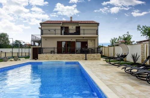 Lovinac Villa | Lovely Villa Tona, in Dalmatia, with a Pool