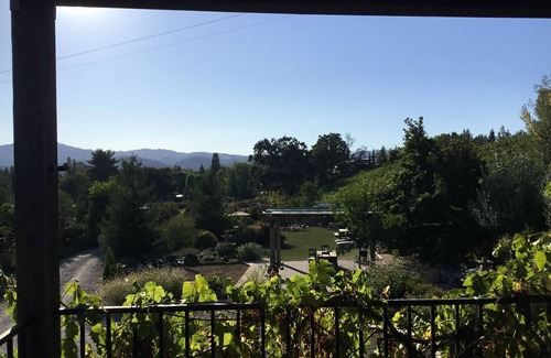Ukiah House | Lovely Vineyard Retreat.