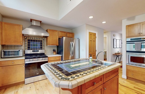 Hendersonville Cottage | Lovely wooded retreat with flagstone patio and mile-long trail