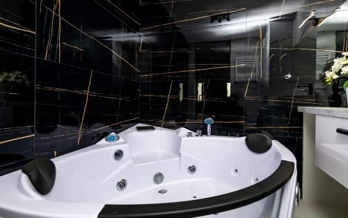Bialystok Apartment | LoveRoom Panorama Park Jacuzzi