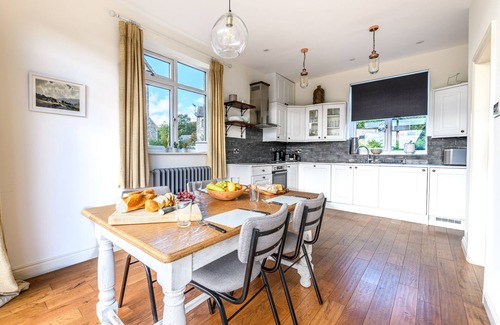 Austwick House | LOW BANK, pet friendly, with a garden in Austwick