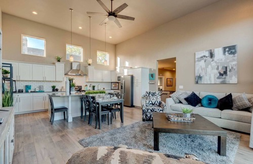 West University House | *Low Rates* Minerva House ~UNR~Deck~Reno~Groups~ Near Downtown~Family Fun