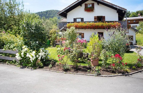 Fischbachau Apartment | "Löwenzahn" apartment with mountain view, terrace & Wi-Fi