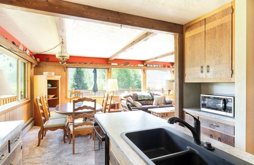 Stanley Cabin | Lower Stanley Lodge: Sleeps 13 w/Sawtooth Mountain View, Large Deck