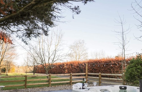 Broadwas Cottage | LOWER TUNDRIDGE COTTAGE, family friendly, with hot tub in Suckley