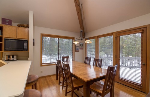 Overlook Park House | Lowland #3 3 masters, 8 SHARC passes and close to the Village/Sharc area!