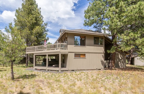 Overlook Park House | Lowland #3 3 masters, 8 SHARC passes and close to the Village/Sharc area!