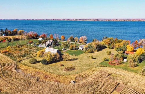 Cressy House | Loyalist Lakehouse with Private Beach
