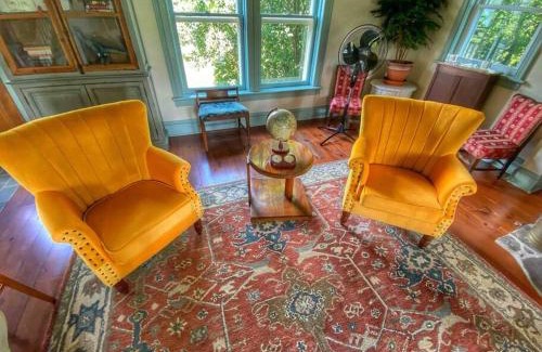 Cressy House | Loyalist Lakehouse with Private Beach