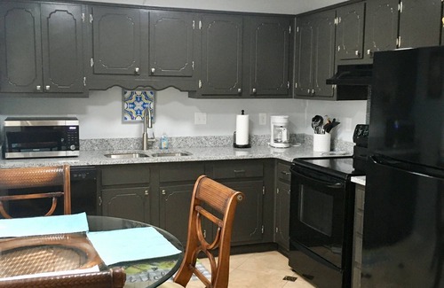 Gravel Ridge House | LRAFB Cozy CrashPad 1.5 m from back gate of Air Base!