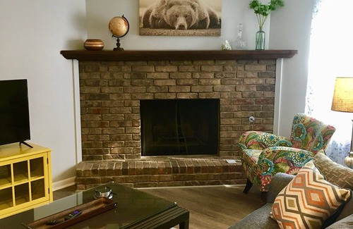 Gravel Ridge House | LRAFB Cozy CrashPad 1.5 m from back gate of Air Base!