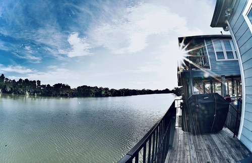 El Lago House | Lrg Lux Lakehouse+views+waterfront+3 Bd+ 8 guests+ 2 sun decks
