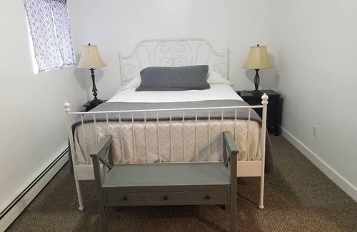 Layton House | LRG Pet Friendly 2BD/2BA Sleeps 6 with Waffles