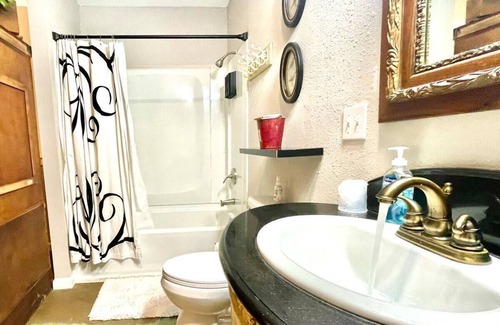 Valley View Bed & Breakfast | Lubbock Room in Red Oak Lodge @ Towering Oaks b&b