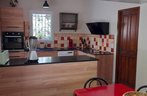 Merindol Villa | Luberon Provence secure swimming pool for children, dog allowed, not overlooked