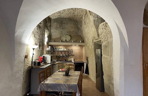 Cabrieres-dʼAigues House | LUBERON whole village house 2/6 persons,lake at 2000m