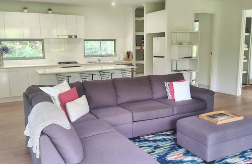 Montville House | Lucas Parklands - The Sanctuary, direct access to 'Great Walk' and Lake Baroon