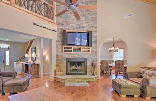 Waynesville House | 'Luck's Lookout': Breathtaking Mtn Views & Hot Tub