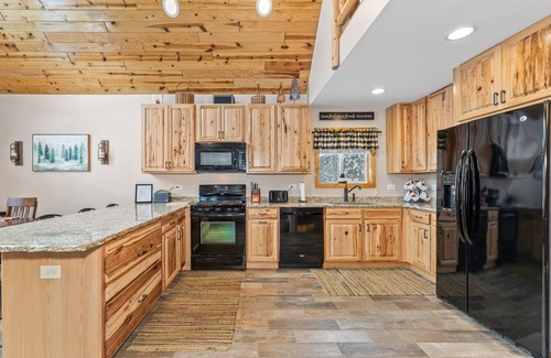 Lake Tomahawk House | Lucky Bass Retreat | Lake Access, Game Room, Bikes, Big Yard, Firepit, AC